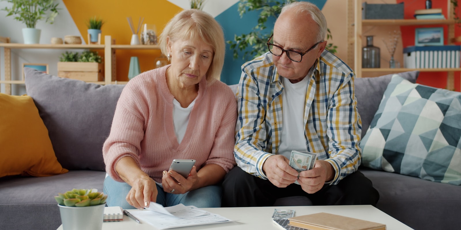 Osobní finance — peníze a kalkulačka.